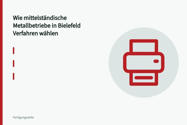 CNC-Drehmaschine dreht zylindrisches Stahlwerkstück, Drehmeißel hebt Span ab. Wie mittelständische Metallbetriebe in Bielefeld Verfahren wählen